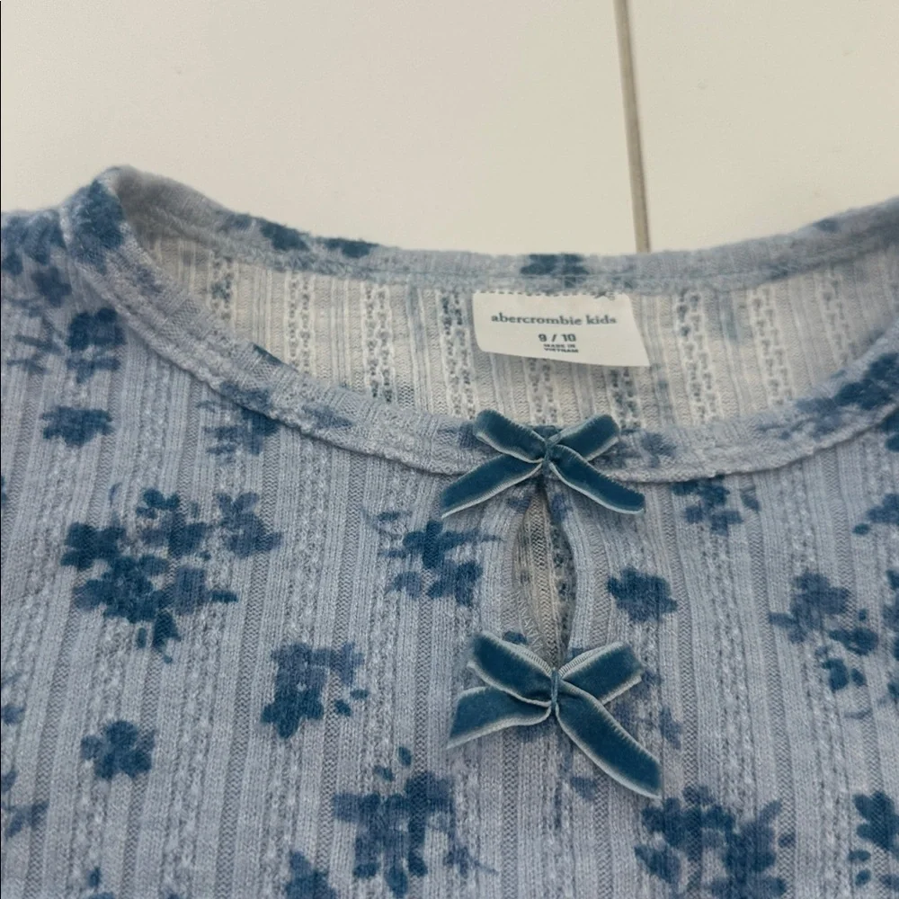 Abercrombie kids Blue Floral Long Sleeve Top 9/10